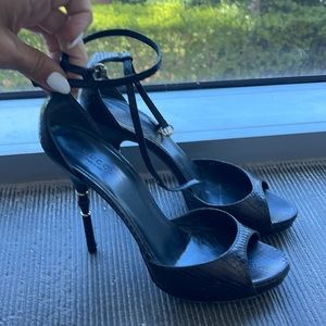 Gucci sandals with Gucci signature wood detail